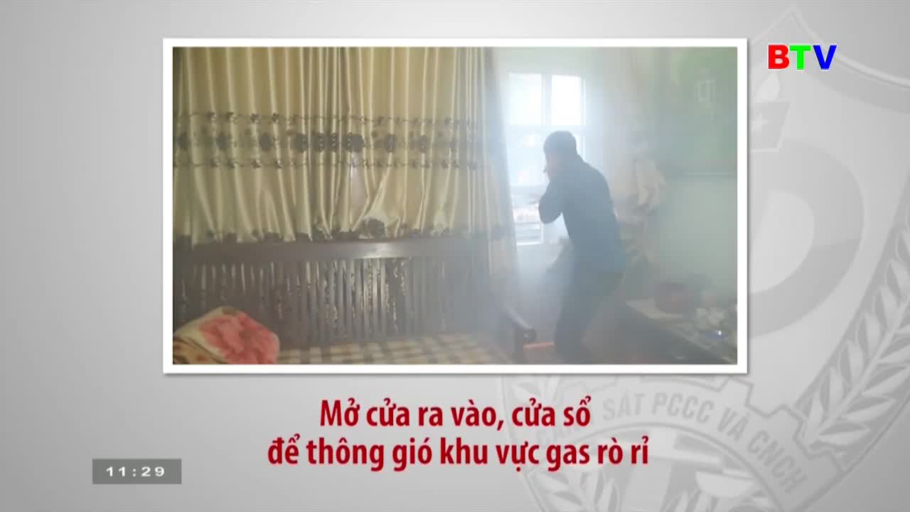 A man, silhouetted against the bright window, gestures while standing in a room filled with a hazy substance. The BTV logo and Vietnamese text at the bottom indicate this is a report about a gas leak.
