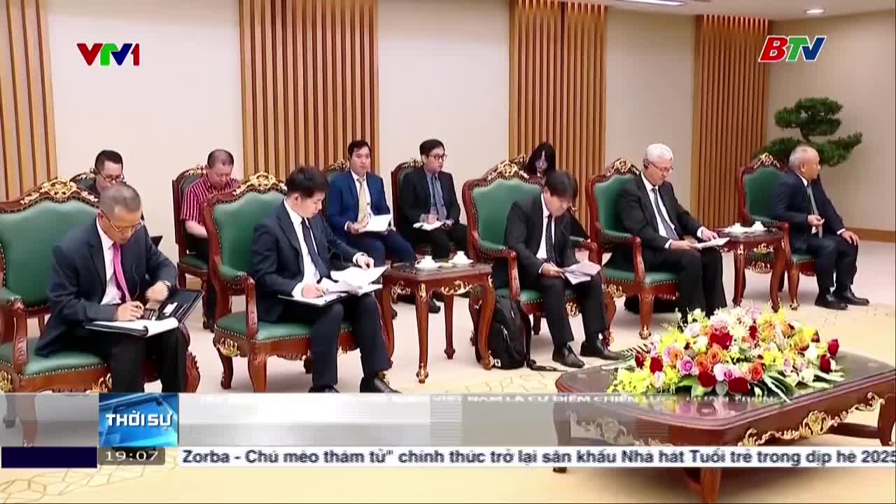 A group of men in suits sit in ornate chairs, each with papers in hand. The scene is being broadcast on Vietnam's VTV1 and Bac Ninh TV, with a news ticker running at the bottom.
