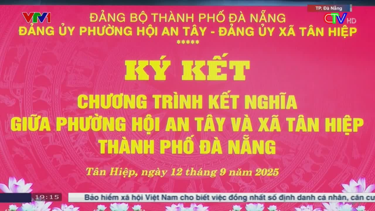 On the screen, a bright pink background displays text in Vietnamese, with "CTV HD" and VTV logos in the corner. The words "KÝ KẾT" are prominent, announcing a program between two areas in Da Nang.
