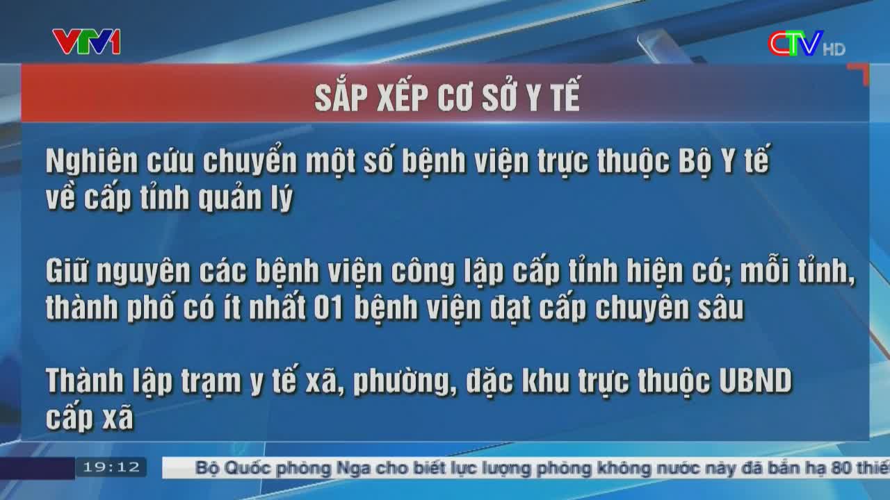 The Ca Mau TV screen displays text about healthcare organization, with bullet points outlining changes. The VTV logo is in the upper left, and the CTV HD logo is in the upper right corner.
