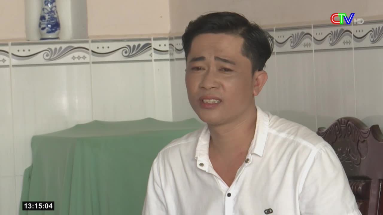A man in a white shirt is speaking, his expression a mix of concern and earnestness. The Ca Mau TV logo is visible, and the time is displayed in the corner.
