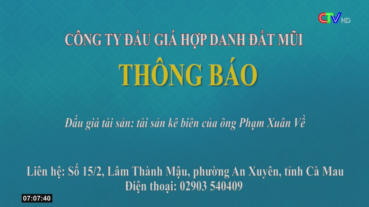 The Ca Mau TV screen displays an announcement in Vietnamese, with a teal background and bold yellow text. The time in the corner reads 07:07:40.
