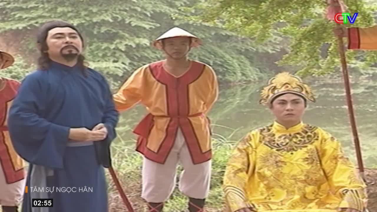 A man in a blue robe stands with his hands clasped, looking up. Beside him, a figure in a conical hat and an orange tunic waits, while another in a golden imperial robe sits regally.