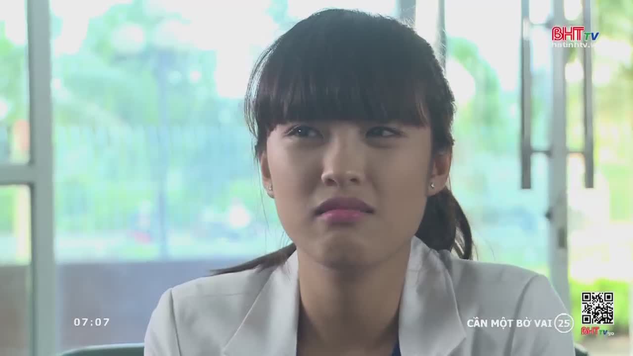 A young woman, framed from the chest up, looks off-screen with a slight frown. The Ha Tinh TV logo and a Vietnamese show title are visible in the corner.
