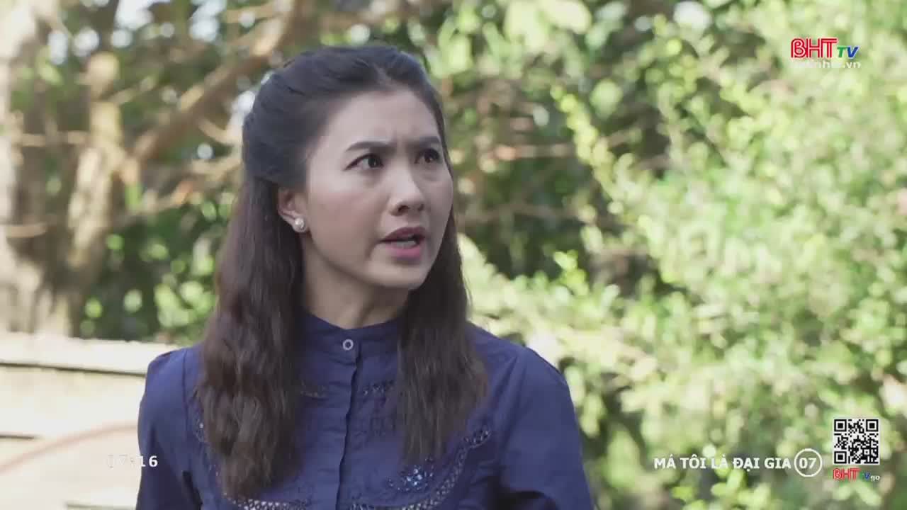 The woman in the blue shirt is speaking, her mouth open in what looks like surprise or concern. The Ha Tinh TV logo is visible in the corner, indicating this is a scene from a Vietnamese broadcast.
