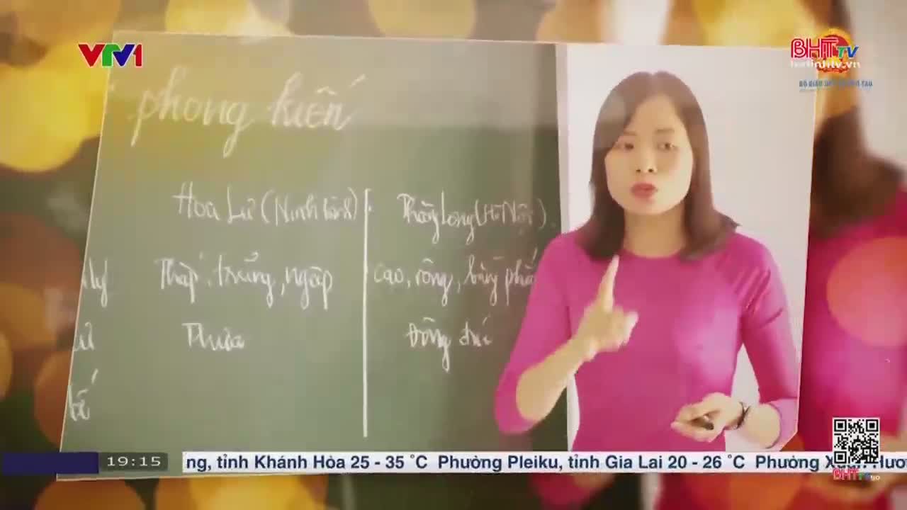 A woman in a pink shirt stands in front of a chalkboard, gesturing with her index finger as she speaks. The Ha Tinh TV logo is visible in the corner, and the time is just after 7 PM.

