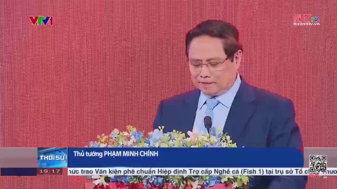 A man in a suit, identified as Prime Minister Pham Minh Chinh, speaks at a podium. The scene is being broadcast on Ha Tinh TV, with the VTV logo visible in the corner.
