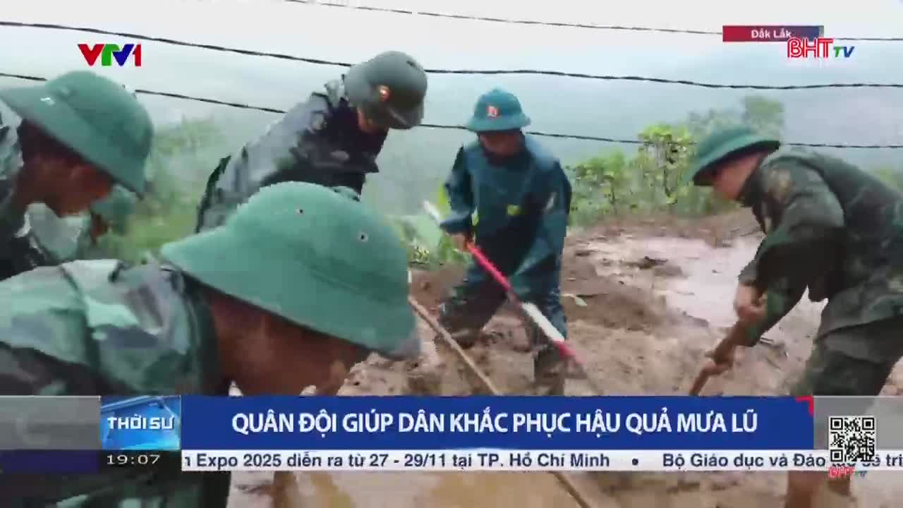 Men in green uniforms are digging in the mud with shovels and poles, likely clearing debris after a flood. The Ha Tinh TV logo is visible, and the broadcast is covering the aftermath of a storm.
Men in green uniforms are digging in the mud with shovels and poles, likely clearing debris after a flood. The Ha Tinh TV logo is visible, and the broadcast is covering the aftermath of a storm.