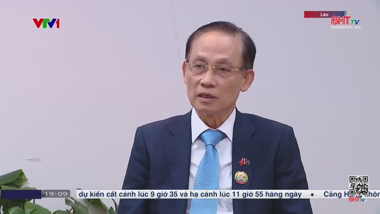 A man in a suit and tie is speaking, framed by the VTV1 logo and the Ha Tinh TV banner. The bottom of the screen displays a schedule in Vietnamese.
A man in a suit and tie is speaking, framed by the VTV1 logo and the Ha Tinh TV banner. The bottom of the screen displays a schedule in Vietnamese.