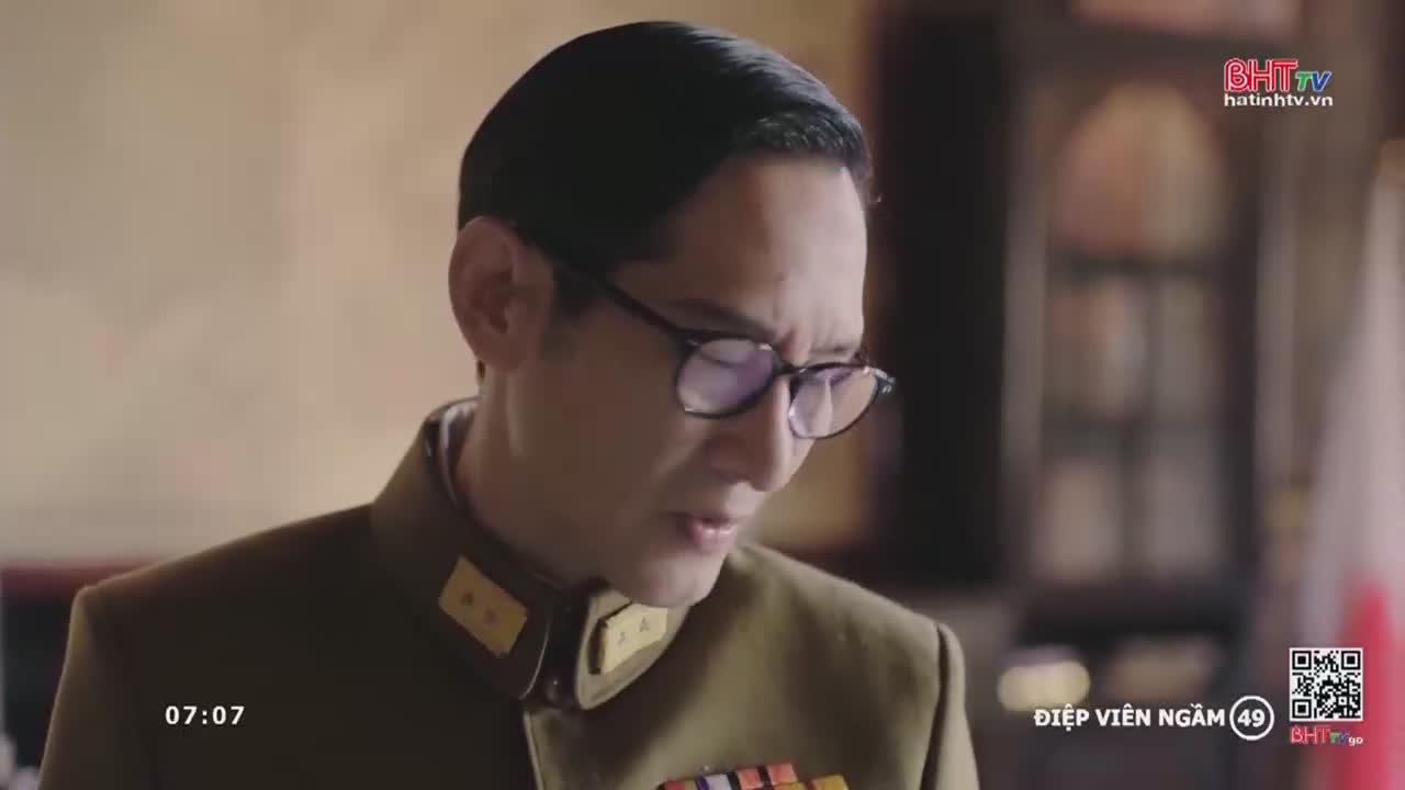 A man in a military uniform, framed by the Ha Tinh TV logo, is looking down with a furrowed brow. The time, 07:07, appears in the corner, suggesting this is a scene from a Vietnamese television show.
A man in a military uniform, framed by the Ha Tinh TV logo, is looking down with a furrowed brow. The time, 07:07, appears in the corner, suggesting this is a scene from a Vietnamese television show.