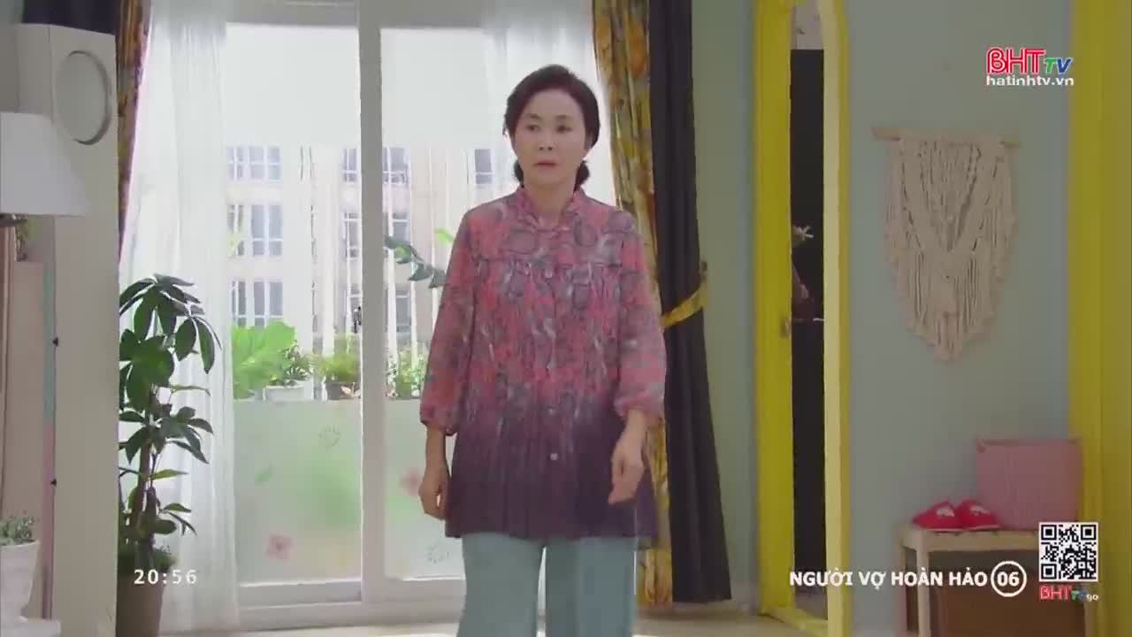 A woman stands with a concerned expression, her patterned shirt and light blue pants a stark contrast to the bright room. The Ha Tinh TV logo appears in the corner, indicating this scene is from a Vietnamese broadcast.