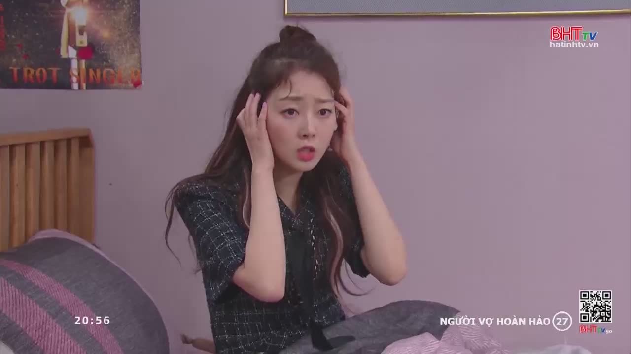 A young woman sits on a bed, her hands gripping her head as if in distress. The Ha Tinh TV logo appears in the corner of the screen, indicating this is a broadcast from Vietnam.