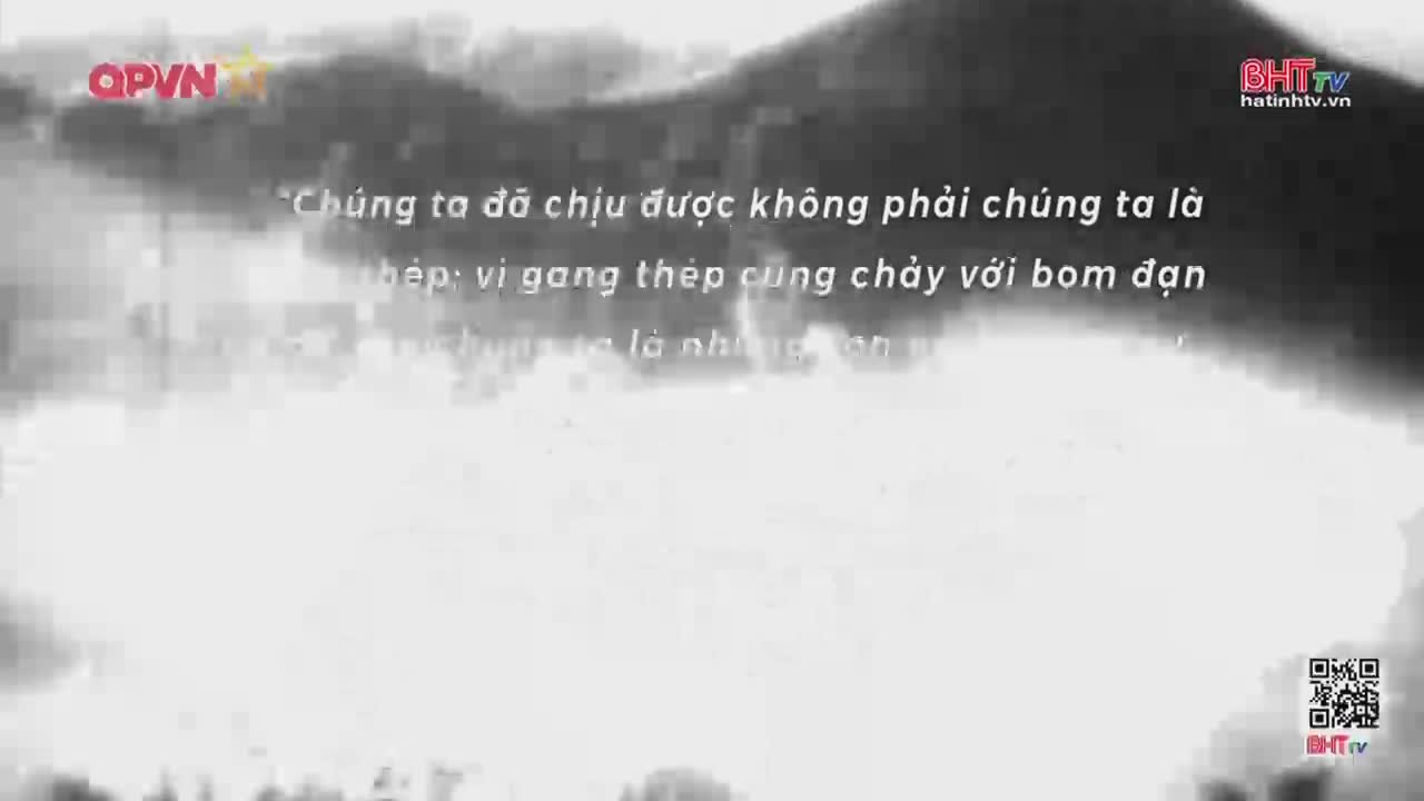 Smoke billows from what looks like a battlefield, obscuring the distant hills. Text overlays the scene, with "QPVN" and "BHTV hatinhTV.vn" branding visible.