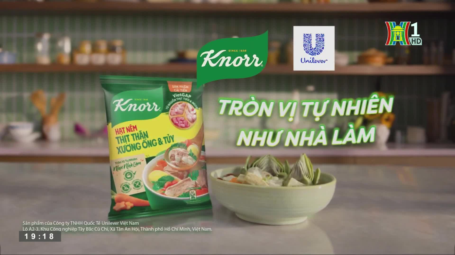 A Knorr seasoning packet and a bowl of food sit on a countertop, while text and logos for Unilever and HanoiTV1 are displayed. The scene is a commercial, likely airing on HanoiTV1, promoting the product.
