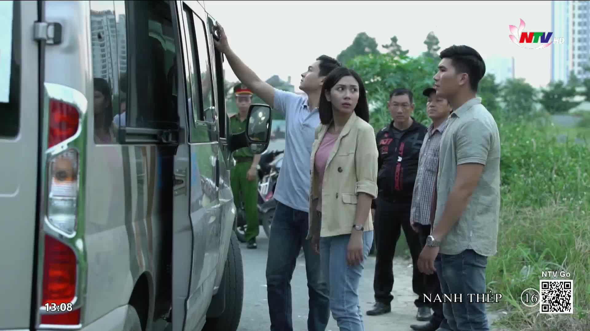 A man reaches up to the van's window, while a woman and several others watch with concern. A police officer stands nearby, observing the scene, as it unfolds on Nghe An TV.
A man reaches up to the van's window, while a woman and several others watch with concern. A police officer stands nearby, observing the scene, as it unfolds on Nghe An TV.