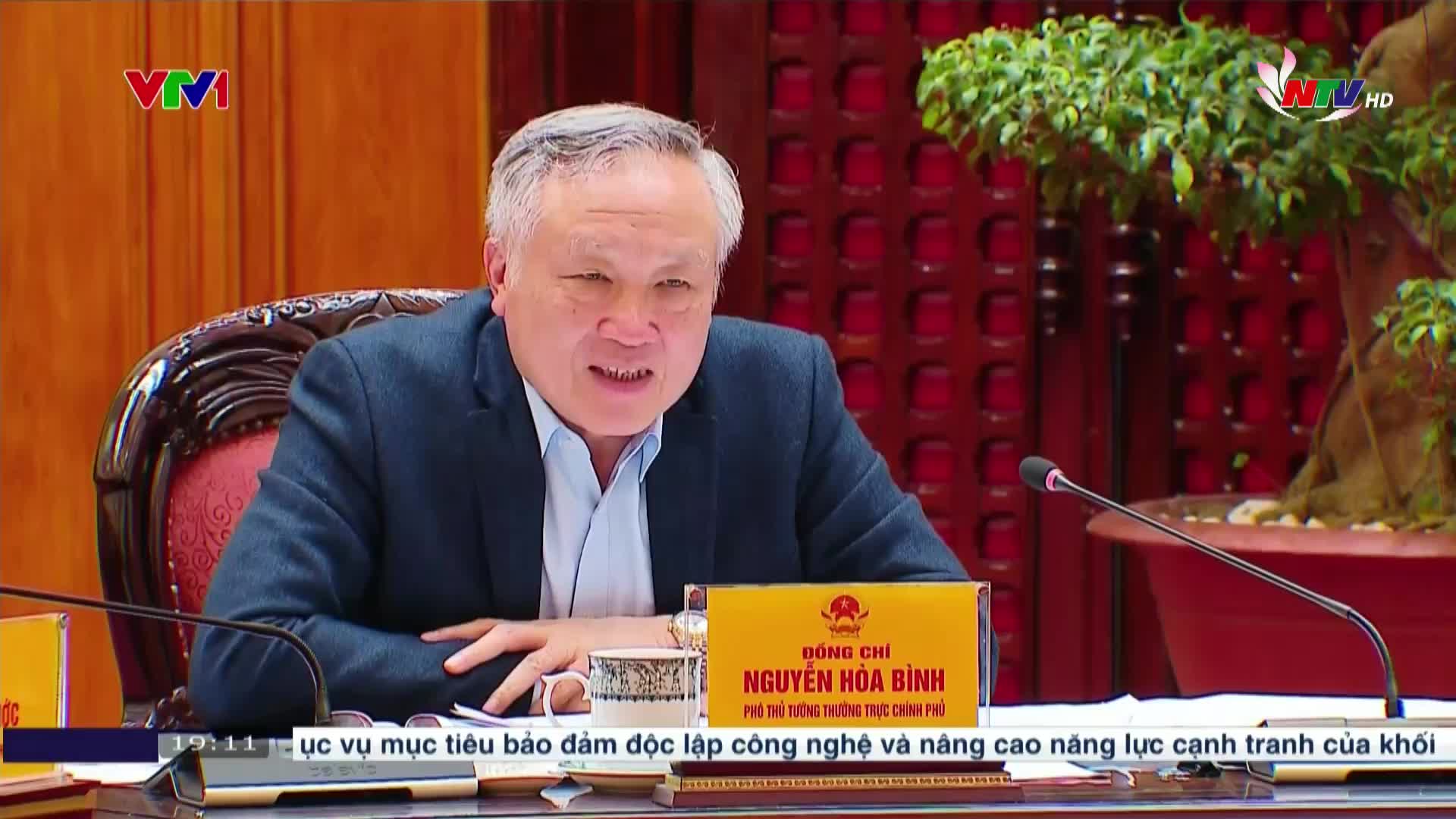 A man in a navy blazer speaks animatedly, his expression earnest as he addresses the room. The Nghe An TV logo and Vietnamese text are visible in the corner of the screen.
