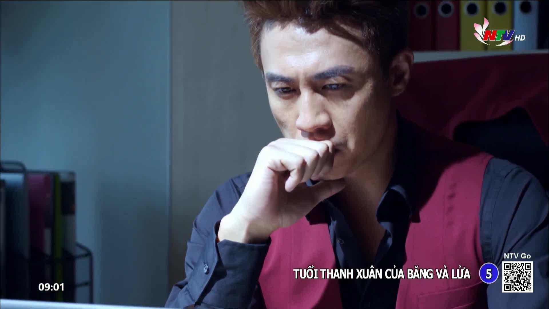 A man in a dark shirt and maroon vest stares down, his fingers touching his lips. The Nghe An TV logo is visible in the corner, indicating this is a broadcast from Vietnam.