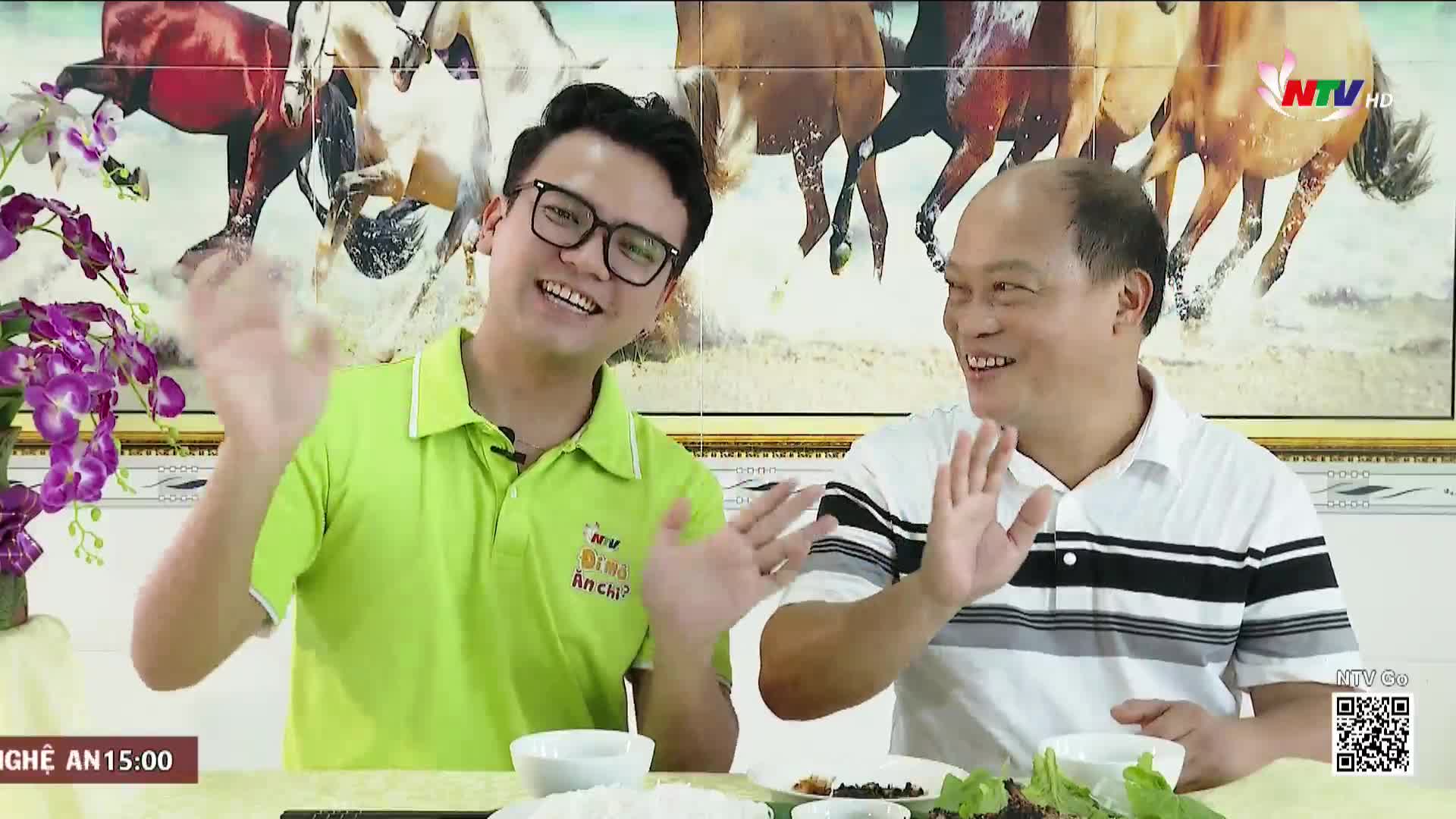 Two men wave from a table set for a meal, a vibrant mural of horses behind them. The NTV HD logo is visible, suggesting this is a broadcast from Nghe An, Vietnam.