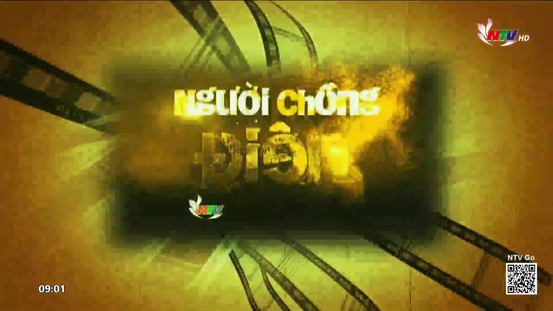 Golden film strips spiral around a glowing title in Vietnamese, "Người Chồng Điên," broadcast by Nghe An TV. A small NTV logo appears below the title, and a QR code for "NTV Go" sits in the corner.