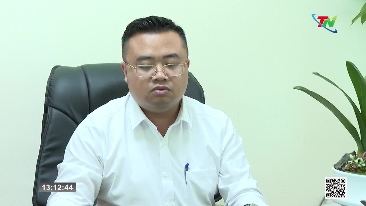 A man in a white shirt and glasses sits in a black office chair, speaking directly into the camera. The Thai Nguyen TV logo is visible in the top right corner, and the time is displayed on the screen.
