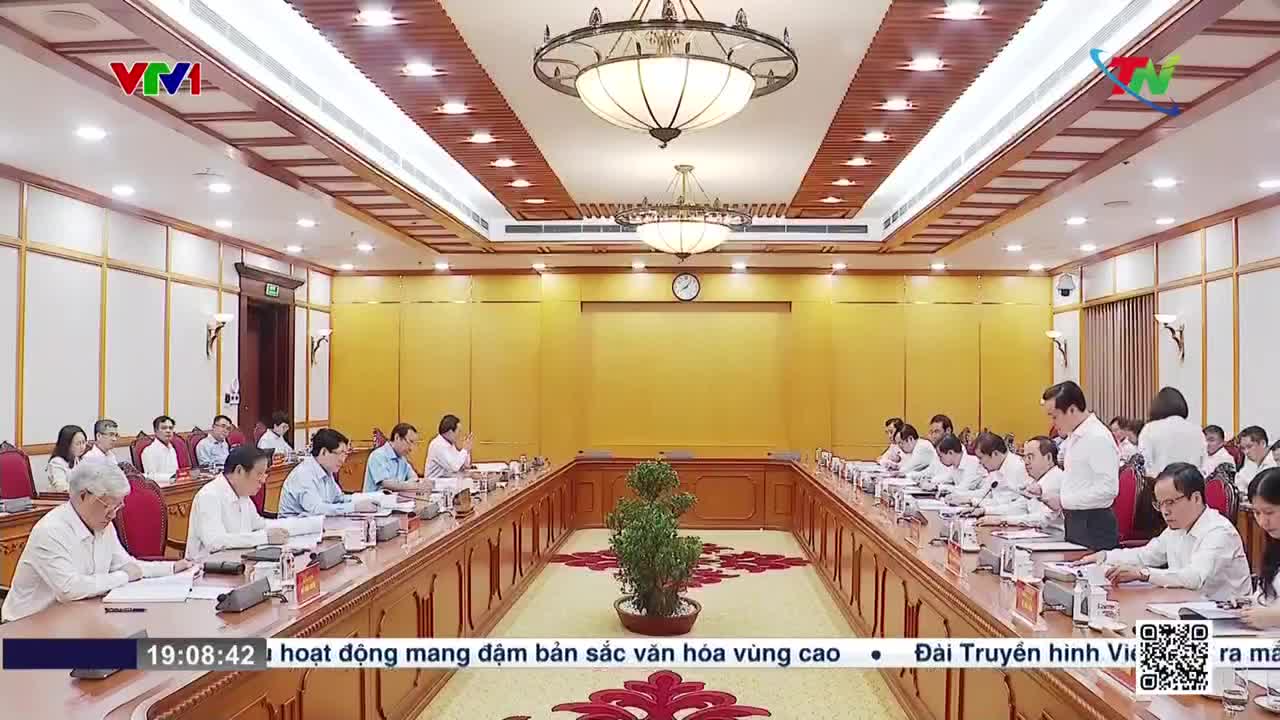 A long table fills the room, lined with people in white shirts, papers spread before them. The scene is being broadcast on Thai Nguyen TV, with the VTV logo in the corner.

