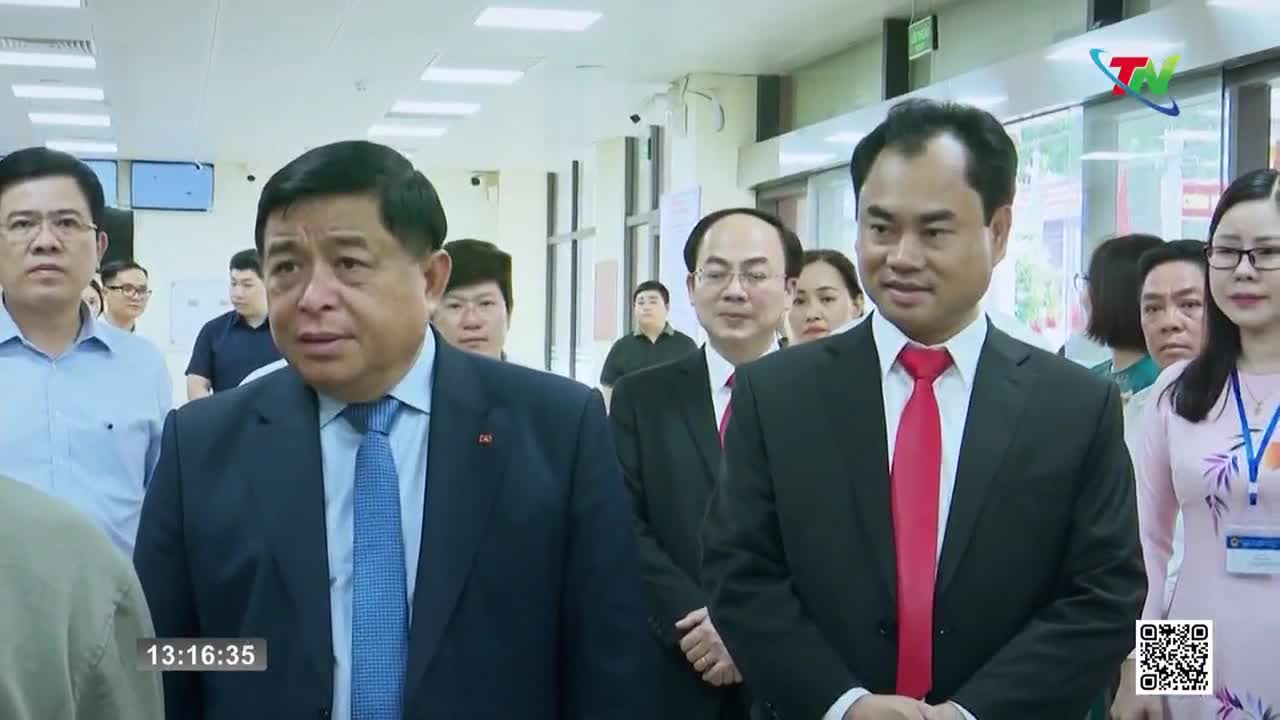 A group of men in suits and ties are walking down a hallway, with others following behind. The Thai Nguyen TV logo is visible in the top right corner.
