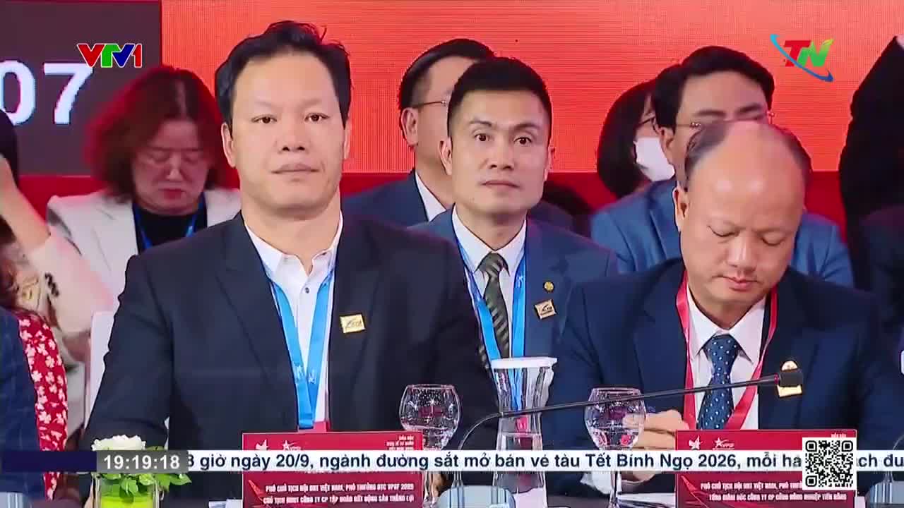 A group of men in suits are seated at a table, some looking directly ahead while others are focused on their papers. The Thai Nguyen TV logo is visible in the corner, and a ticker at the bottom displays information about a railway ticket sale.
