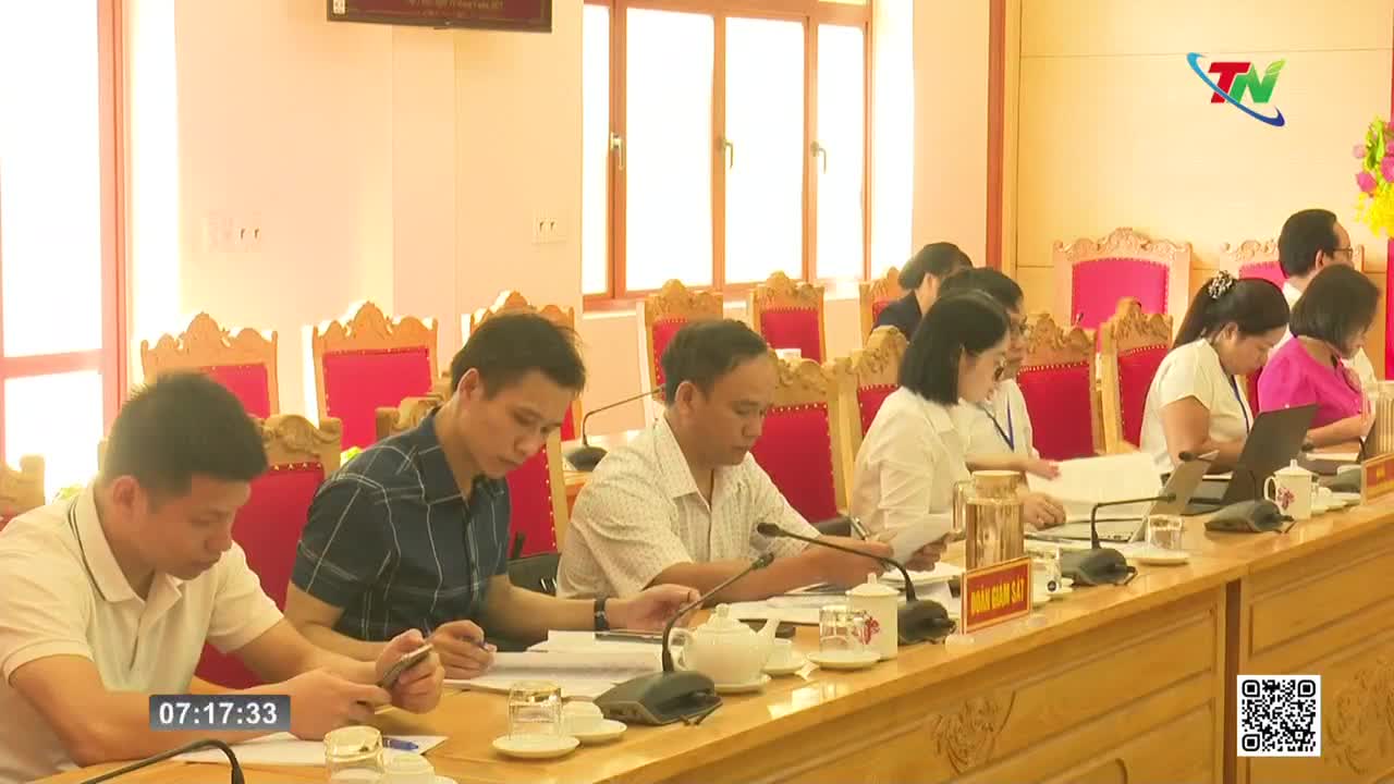 People are seated at a long table, each with papers and pens, seemingly engaged in a meeting. The Thai Nguyen TV logo is visible in the top right corner, and the time is displayed in the bottom left.
