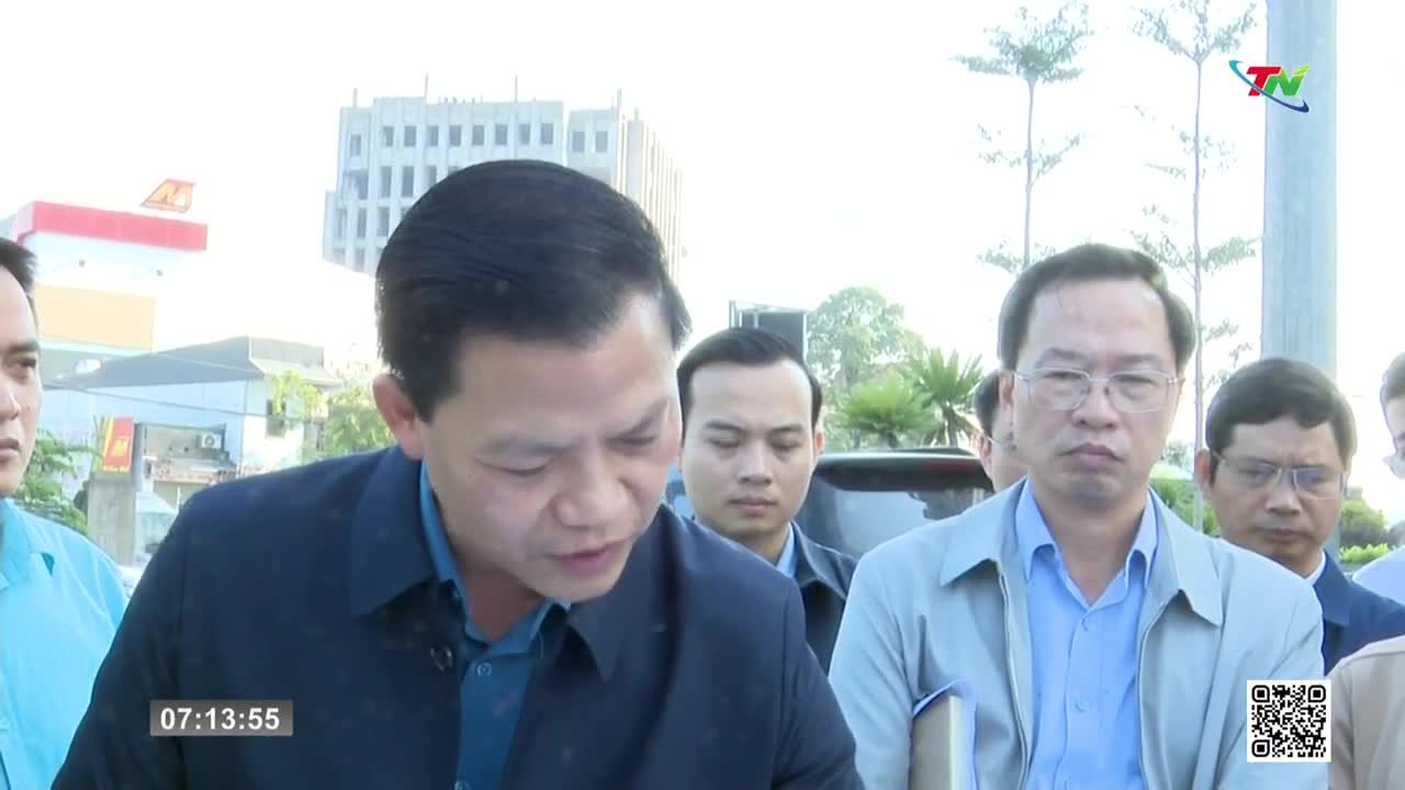 A man in a dark blue jacket speaks, his mouth moving as he reads from a paper. Behind him, several other men stand still, some looking directly at the camera, with the Thai Nguyen TV logo visible in the corner.
A man in a dark blue jacket speaks, his mouth moving as he reads from a paper. Behind him, several other men stand still, some looking directly at the camera, with the Thai Nguyen TV logo visible in the corner.