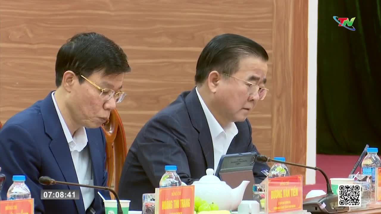 Two men in suits are seated at a long table, each with a microphone in front of them. The Thai Nguyen TV logo is visible in the corner, and the clock reads 07:08:41.
Two men in suits are seated at a long table, each with a microphone in front of them. The Thai Nguyen TV logo is visible in the corner, and the clock reads 07:08:41.