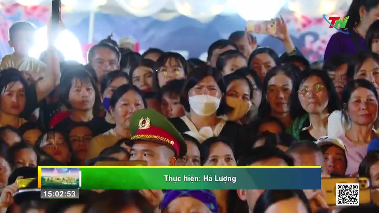 A crowd presses forward, faces turned upwards as a man in uniform stands guard. The Thai Nguyen TV logo flashes in the corner, a reminder of the broadcast from Vietnam. A crowd presses forward, faces turned upwards as a man in uniform stands guard. The Thai Nguyen TV logo flashes in the corner, a reminder of the broadcast from Vietnam.