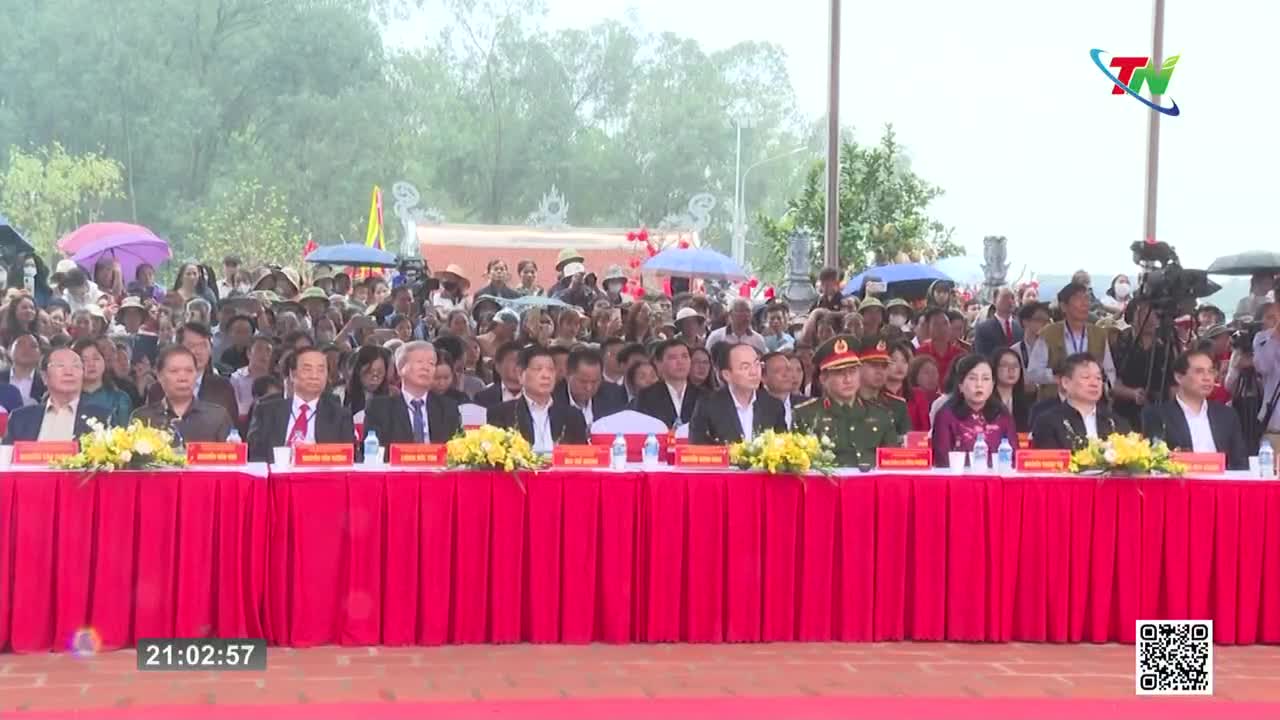 A line of officials sits behind a bright red table, facing a large crowd. The Thai Nguyen TV logo appears in the upper right corner. A line of officials sits behind a bright red table, facing a large crowd. The Thai Nguyen TV logo appears in the upper right corner.