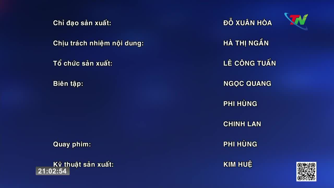 The credits roll across the screen, listing names like Đỗ Xuân Hòa and Hà Thị Ngân. A small timer in the corner shows 21:02:54. The credits roll across the screen, listing names like Đỗ Xuân Hòa and Hà Thị Ngân. A small timer in the corner shows 21:02:54.
