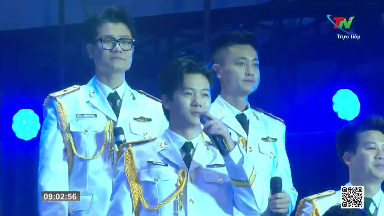 A young man holds a microphone, singing into it as his bandmates stand behind him. The Thai Nguyen TV logo appears in the corner, indicating this is a live broadcast from Vietnam. A young man holds a microphone, singing into it as his bandmates stand behind him. The Thai Nguyen TV logo appears in the corner, indicating this is a live broadcast from Vietnam.