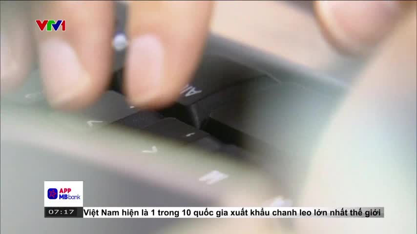 Fingers tap rhythmically on a black keyboard, the "Alt" key clearly visible. The VTV1 logo and a news ticker about Vietnam's passion fruit exports are in the corner.
