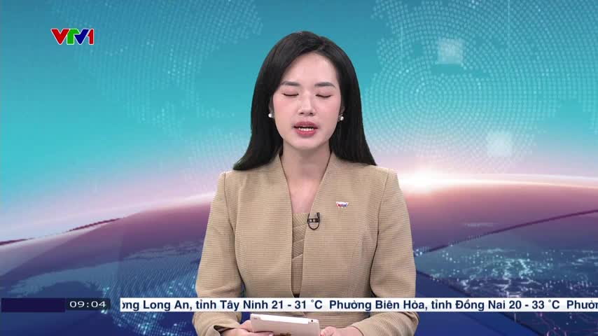 The VTV1 news anchor is reporting on the weather. A graphic displays temperatures for Long An and Dong Nai provinces.